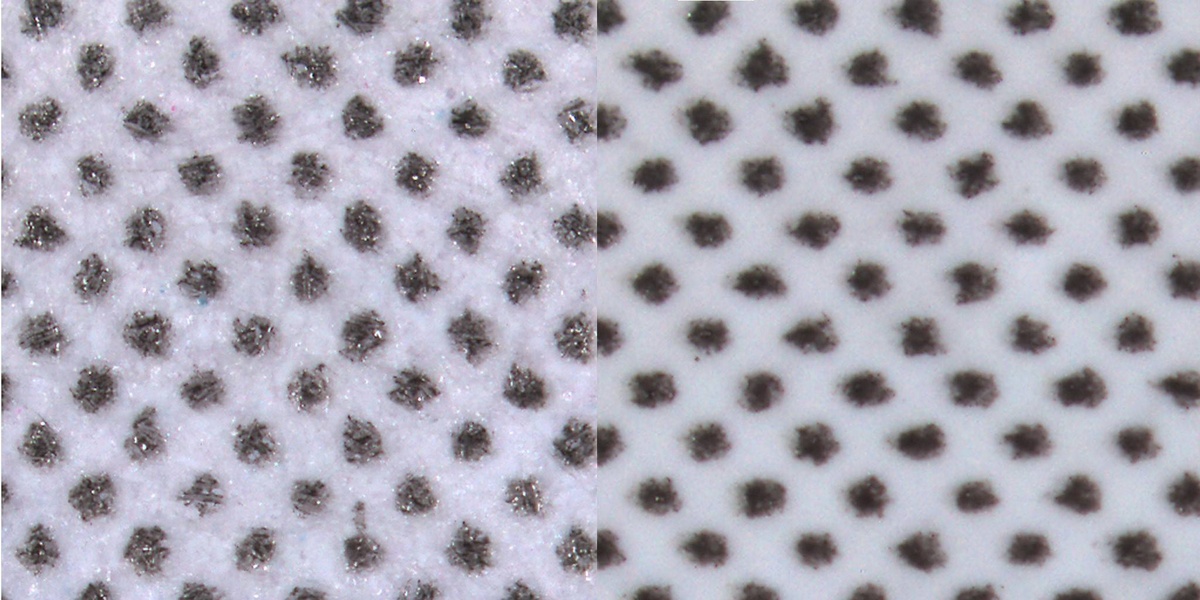 Ein schwarzes 40%-Raster unter dem Mikroskop. Links auf ungestrichenem Papier, rechts auf gestrichenem. Beim ungestrichenen Papier ist deutlich die «offene» Oberfläche mit der Faserung sichtbar, beim gestrichenen Papier hingegen eine homogene Oberfläche. Dadurch ist auch die Randschärfe des Rasters besser.