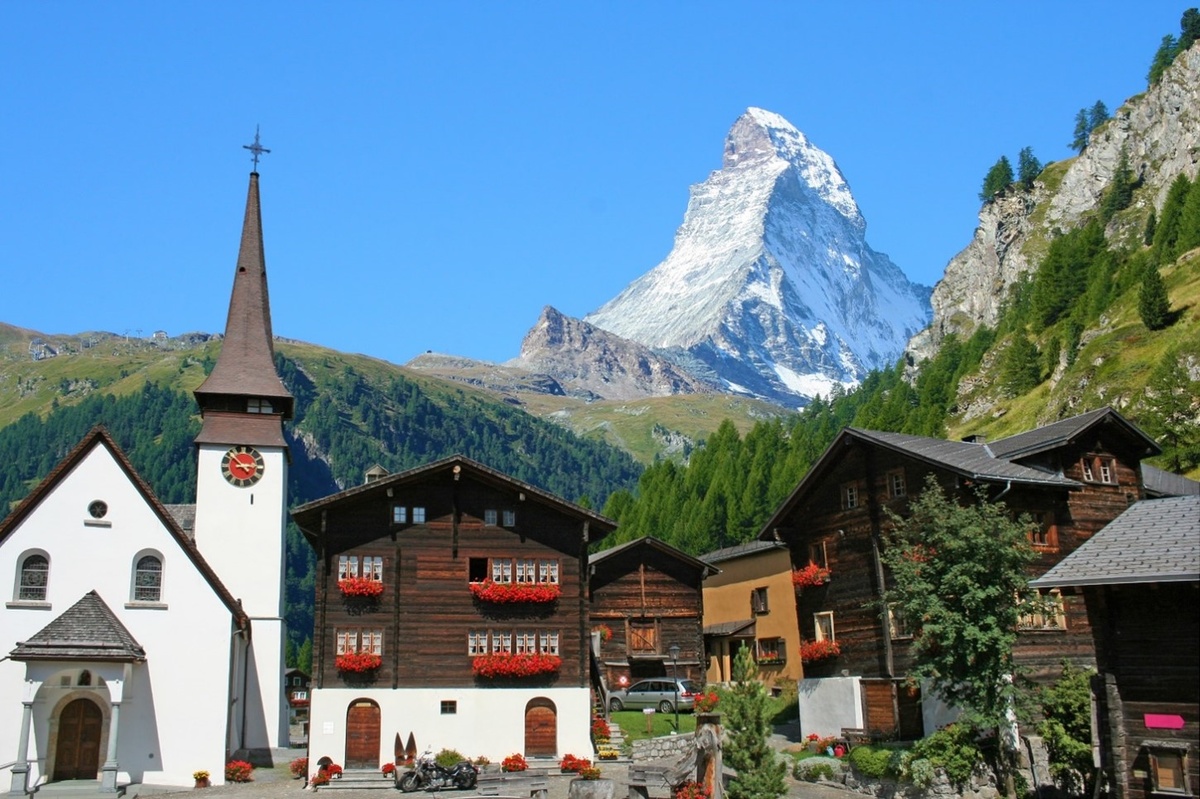 Wie der Berg im Hintergrund heisst, wissen ja nun wirklich alle. Sicher? Bleibt eine weitere Frage: Wie heisst die Ortschaft, in der man einen so tollen Blick auf das Matterhorn geniessen kann? (Bild: stock.adobe.com, branex)