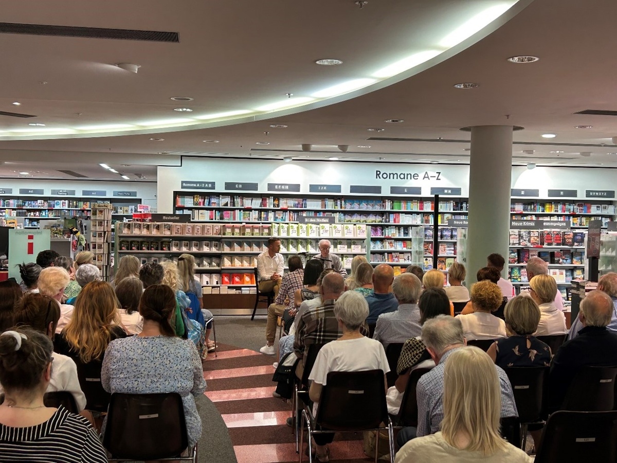 Eine Location mit Atmosphäre ist wichtig. Für die Vernissage von Estermanns Werk wählten wir eine Buchhandlung.